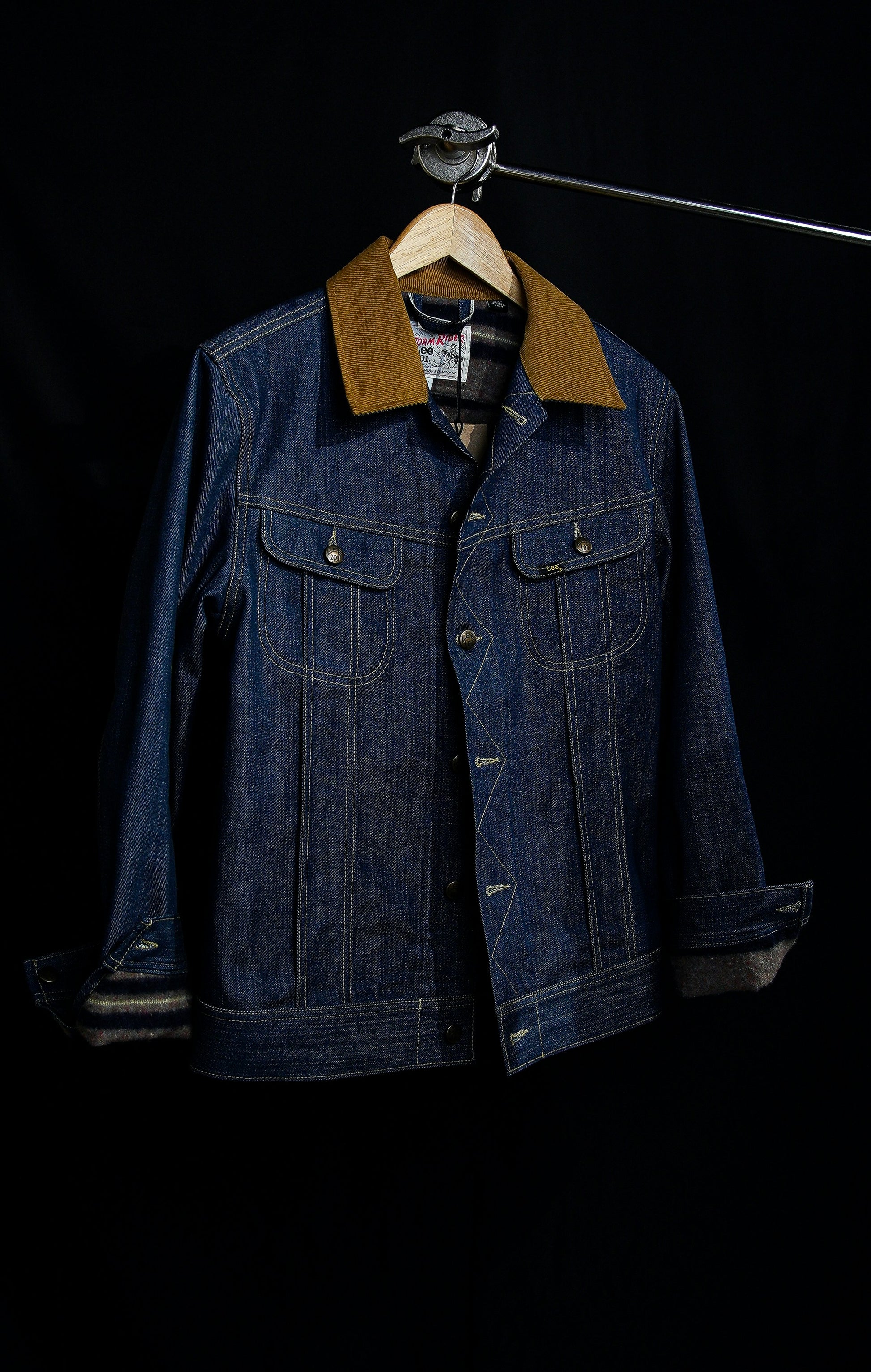 Chaqueta Denim Vintage con Cuello de Pana – Estilo Retro y Autenticidad